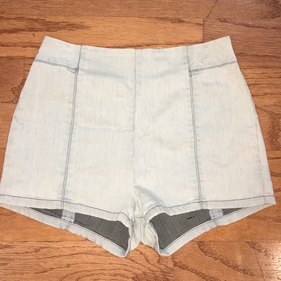 Kimchi Blue Pants - Kimchi blue light denim shorts sz 4